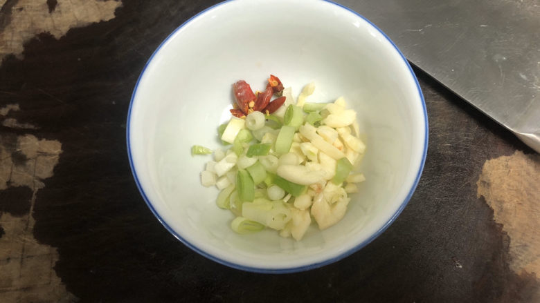 莴笋炒木耳➕客舍青青柳色新,改刀：蒜切蒜蓉，葱切末，阿晨还加了两颗干辣椒，剪小段