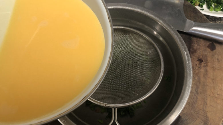 菠菜鸡蛋羹➕黄花丛畔绿尊前,再次过筛倒入菠菜的碗中