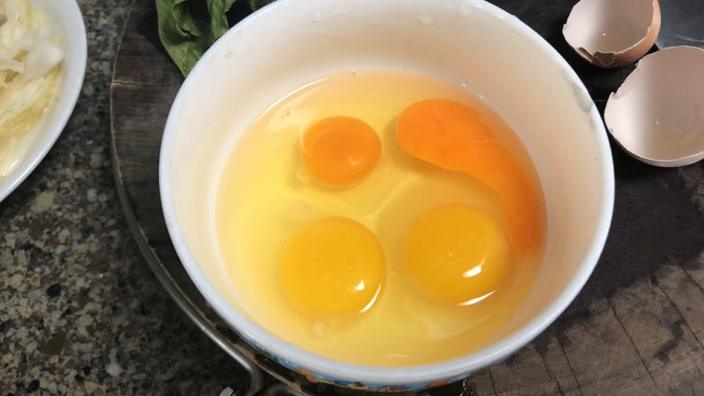 菠菜鸡蛋羹➕黄花丛畔绿尊前,鸡蛋打入碗中，搅拌成均匀蛋液