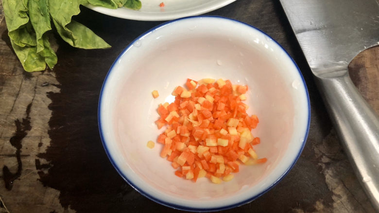 菠菜鸡蛋羹➕黄花丛畔绿尊前,胡萝卜切末