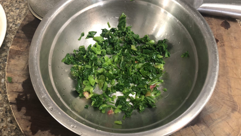 菠菜鸡蛋羹➕黄花丛畔绿尊前,菠菜切末，先放一部分在碗中