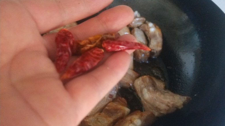 好吃就一锅出,加入干辣椒。