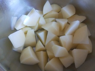 好吃就一锅出,土豆去皮切块。