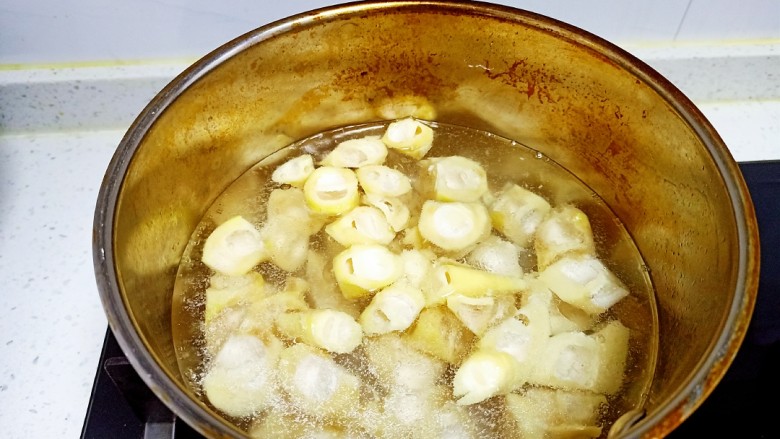 春笋排骨汤,水开后放入锅中，焯水2分钟