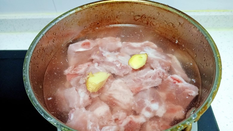 春笋排骨汤,锅中放入适量清水，放入姜片