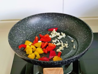 莴笋炒牛肉,另起油锅，加入蒜末，红黄椒煸炒。