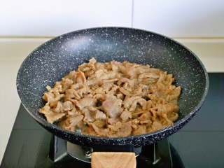 莴笋炒牛肉,中火煸炒至牛肉变色，盛出备用。