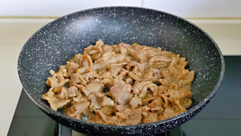 莴笋炒牛肉,中火煸炒至牛肉变色，盛出备用。