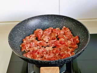 莴笋炒牛肉,起油锅，加入腌制好的牛肉煸炒。