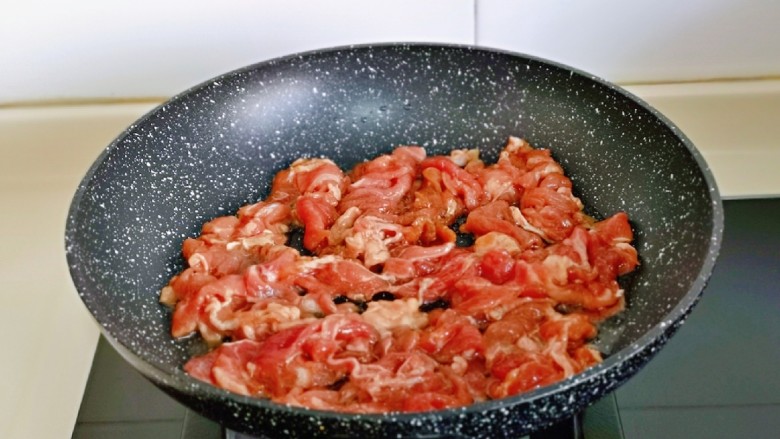 莴笋炒牛肉,起油锅，加入腌制好的牛肉煸炒。
