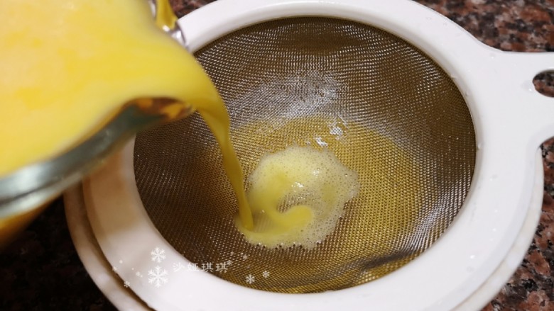 菠菜鸡蛋羹,用漏筛过滤几次直至没有小泡。