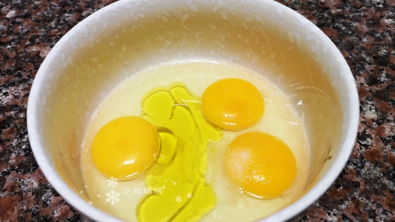 菠菜鸡蛋羹,放入食用油和盐。