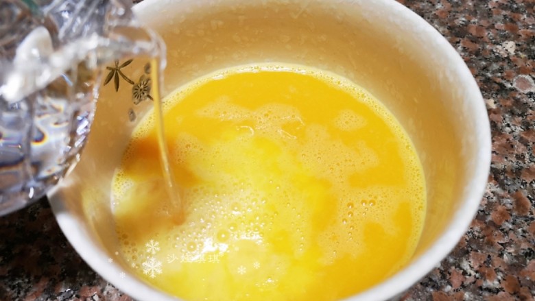 菠菜鸡蛋羹,分次加入温水并搅打均匀。
