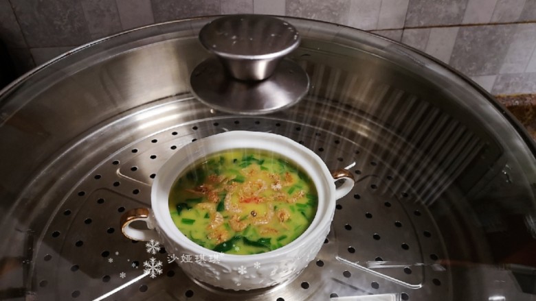 菠菜鸡蛋羹,冷水上锅蒸10分钟即可。