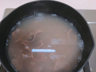 蒜苗炒猪肝,烧一锅开水，然后关火。把猪肝放进开水里，过一下就捞起来。
