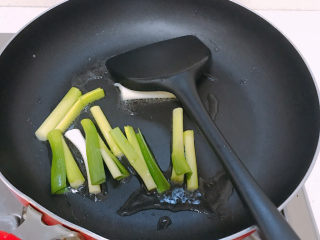 蒜苗炒猪肝,锅里下少量油，先爆香蒜白。