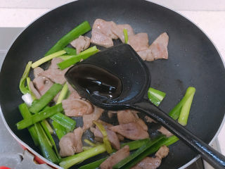 蒜苗炒猪肝,加适量蚝油和盐调味