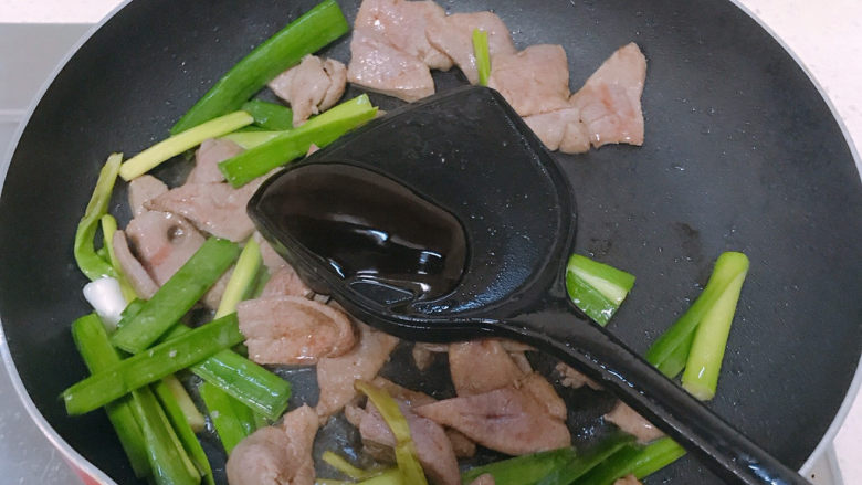 蒜苗炒猪肝,加适量蚝油和盐调味