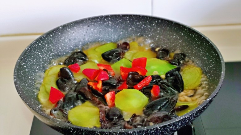 莴笋炒木耳,最后加入切好的红椒，炒熟即可关火出锅。