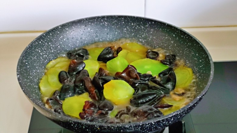 莴笋炒木耳,加入半小碗纯净水，这道菜有一点汤汁更好吃。