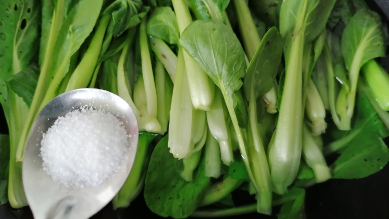 蒜蓉小油菜,加入一勺盐可以使其更翠绿