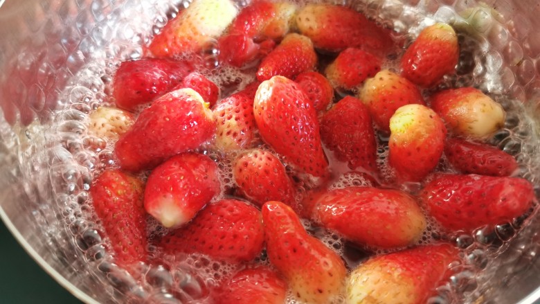 草莓山药,腌好的草莓有水分渗出，不用再加水，直接开小火煮草莓。