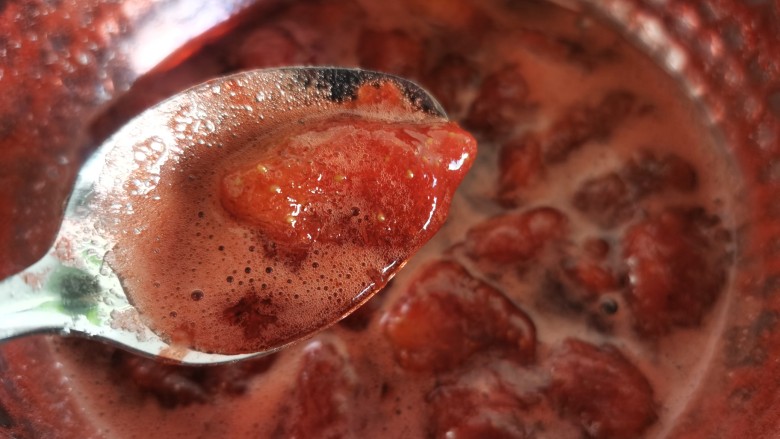 草莓山药,小火不停的搅拌防止糊锅，当熬到汤汁变得特别粘稠的时候，草莓酱就做好了。