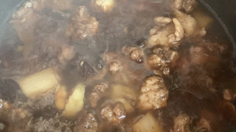 香喷喷热腾腾的土豆炖牛肉,放电饭煲里
