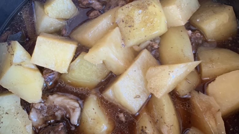 香喷喷热腾腾的土豆炖牛肉,放入锅中
