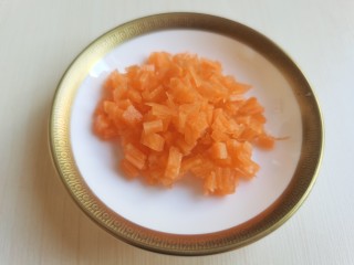 菠菜鸡蛋羹,胡萝卜切成碎末。