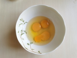 菠菜鸡蛋羹,鸡蛋打入碗里，搅打均匀。