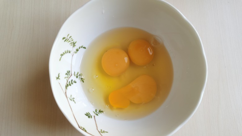 菠菜鸡蛋羹,<a style='color:red;display:inline-block;' href='/shicai/ 9'>鸡蛋</a>打入碗里，搅打均匀。