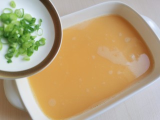 菠菜鸡蛋羹,往过滤好的蛋液里加入葱花。