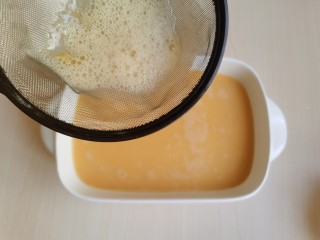 菠菜鸡蛋羹,用滤网过滤出泡沫，倒入一个浅一点的盘子或碗中。