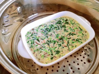 菠菜鸡蛋羹,蒸锅水烧开，放入蛋液蒸熟。为防止蒸的过程有水滴入蛋液，可以在盘子上盖保鲜膜，并在保鲜膜上插几个洞。