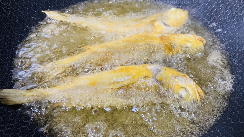酥炸小黄鱼,中火慢炸，下锅后不要急着翻面，待定型后再翻面，这样炸出来的小黄鱼就不易碎很完整。炸至表面金黄再翻面炸至金黄色