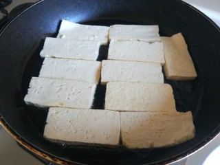 蒜苗炒香干,豆腐放入平底锅煎制。