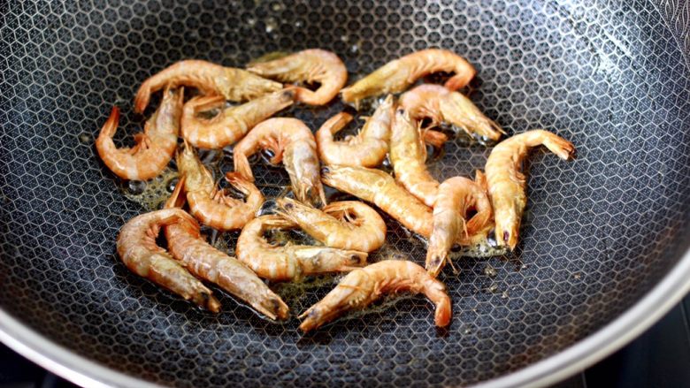 蒜苗炒香干,煎至红虾出虾油，盛出备用。