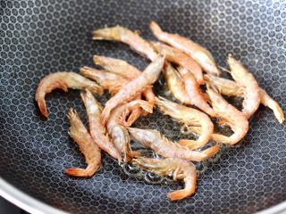 蒜苗炒香干,继续用锅中的底油，放入红虾开始煎制。