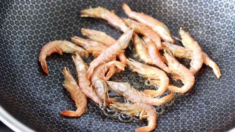 蒜苗炒香干,继续用锅中的底油，放入红虾开始煎制。