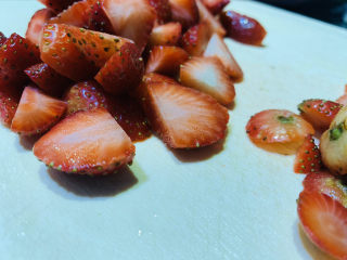 🍓自制草莓酱🍓,把洗干净的草莓去蒂，并切颗粒状；