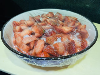 🍓自制草莓酱🍓,盖上保鲜膜，放冰箱冷藏一个晚上，让草莓腌制出汁；