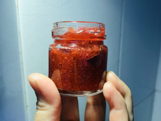 🍓自制草莓酱🍓,玻璃罐之前用开水煮开，并晾干，把草莓酱倒进去，草莓酱要出锅就直接装进去；