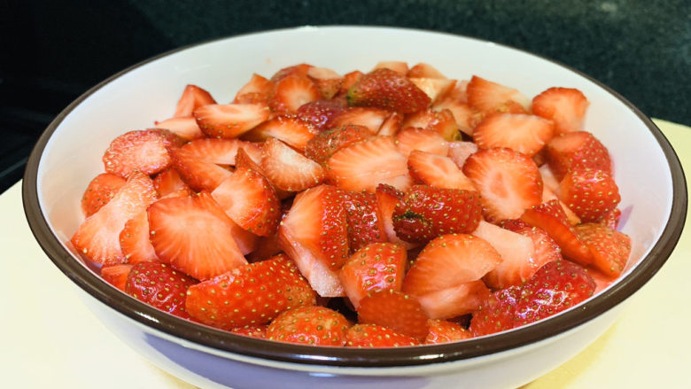 🍓自制草莓酱🍓,切好的草莓放在大碗里；