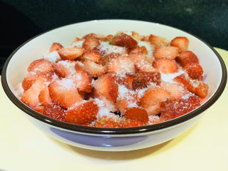 🍓自制草莓酱🍓,撒上白糖，白糖的量可增减，白糖多放些，可以增长保存时间；