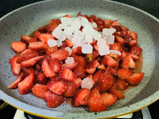 🍓自制草莓酱🍓,用不粘锅，开大火，倒入腌好的草莓，撒上冰糖，冰糖也可增减；