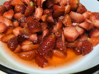 🍓自制草莓酱🍓,这是用白糖腌制好的草莓，第二天从冰箱里拿出来，已经出很多汁；
