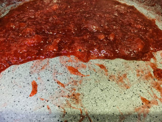 🍓自制草莓酱🍓,改小火，不断的翻拌，一直到草莓酱不怎么流动，比较浓稠，就可以出锅了；