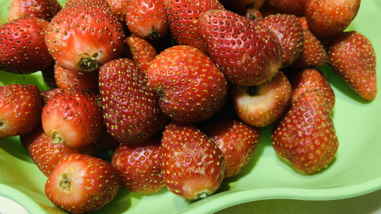 🍓自制草莓酱🍓,把草莓蒂一个个摘下来；