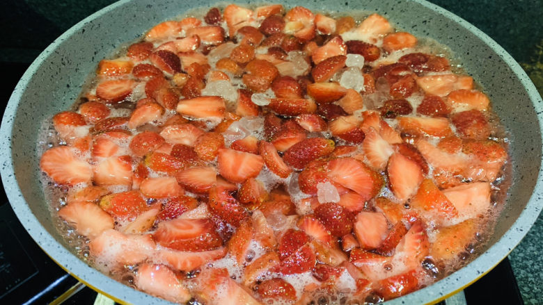 🍓自制草莓酱🍓,大火煮开草莓；